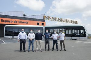 Equipe BYD vistoria ônibus articulado