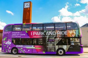 Um dos ônibus elétricos BYD ADL Enviro400EV entregues à West Yorkshire Combined Authority para o serviço Stourton Park & Ride em Leeds.