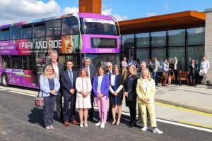 Evento de entrega dos cinco ônibus elétricos BYD ADL Enviro400EV, com a presença da ministra britânica para o Futuro dos Transportes e Meio Ambiente, Rachel Maclean MP e o Prefeito de West Yorkshire, Tracy Brabin.