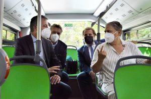 O Presidente da Conerobus, Muzio Papaveri (à esquerda), e a prefeita de Ancona, Valeria Mancinelli (à direita), testando um ônibus elétrico BYD durante sua primeira viagem em Ancona