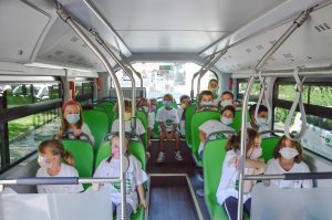 Grupos escolares da Ancona viajam a bordo do novo ônibus 100% elétrico BYD em Ancora