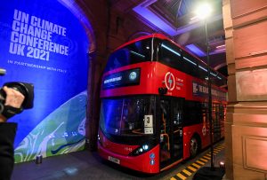 Um dos 10 ônibus elétricos BYD ADL Enviro400EV que transportaram os líderes mundiais para Kelvingrove Art Gallery na COP26.