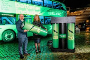 Cerimónia de entrega dos Ônibus elétricos BYD ADL à Xplore Dundee. À esquerda, o Gestor de Vendas da ADL, Charlie Miller; à direita, a Diretora Geral da Xplore Dundee, Christine McGlasson