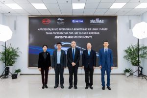 Ji Xiaoping, gerente geral da BYD Rail Transit Industry Office; Liu Weihua, gerente geral da BYD Communication Signal Co., Ltd.; Ren Lin, vice-presidente da BYD; Liu Kading, vice-presidente da BYD, e Shao Weilin, diretor financeiro da BYD America 