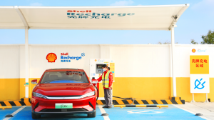 A BYD e a Shell assinaram um acordo de cooperação estratégica para promover a transição energética e melhorar a experiência de carregamento para os usuários de veículos elétricos puros e híbridos plug-in da marca. A parceria terá início na China e na Europa e com planos de expansão às demais regiões do mundo. O acordo projeta atuação em diversas áreas, listadas abaixo: 