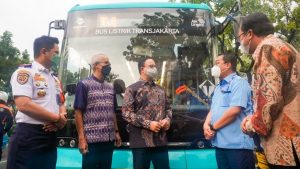 Sr. Anies Baswedan, Governador da DKI Jakarta (terceiro a partir da esquerda), Sr. Gilarsi W. Setiono, o CEO da VKTR (segundo a partir da esquerda), e Sr. Mochammad Yana Aditya, o CEO da Transjakarta (segundo a partir da direita). 