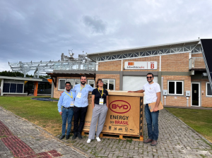 Gustavo Carvalho (Analista de P&D da BYD), Rodrigo Garcia (Gerente de P&D da BYD), Sabrina Ebert (Pesquisadora - Lab. Fotovoltaica da UFSC) e Gustavo Xavier (Pesquisador - Lab. Fotovoltaica da UFSC)