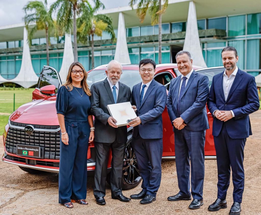 equipe BYD na Bahia com Presidente Lula