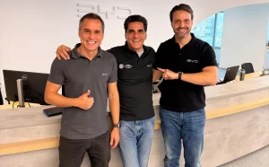 Foto: Fábio Lage, diretor comercial da BYD; Cláudio Dahruj, CEO da Dahruj Rent a Car e Alexandre Baldy, vice-presidente sênior da BYD do Brasil